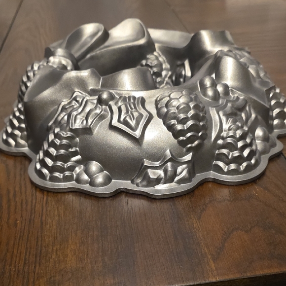 Nordic Ware Holiday Wreath Bundt Cake Pan Cast Aluminum USA - Picture 4 of 4